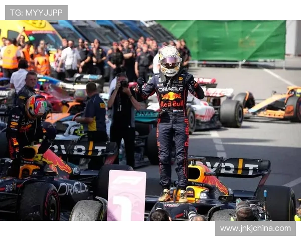 维斯塔潘强势夺冠梅赛德斯新策略引发车迷热议F1赛季竞争再升级