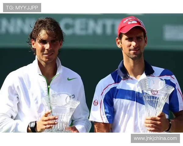 网球巨星对决：纳达尔与德约科维奇争夺历史新纪录，赛季收官战精彩纷呈