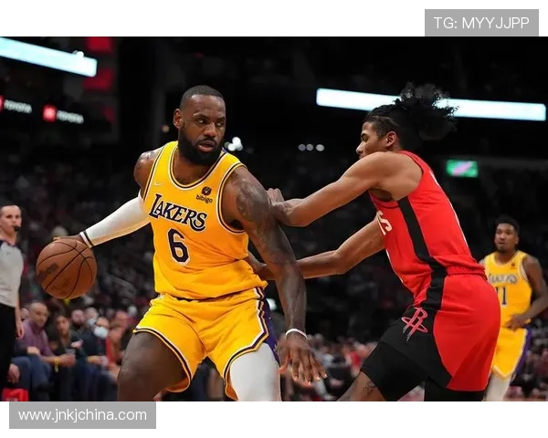 NBA赛场风云再起多支焦点球队争夺季后赛席位悬念丛生激战不断