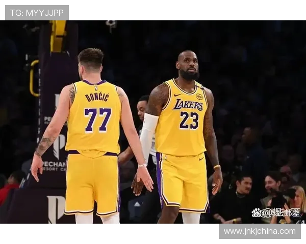 詹姆斯再创历史新纪录，带领湖人迎战勇士开启季后赛激烈争夺