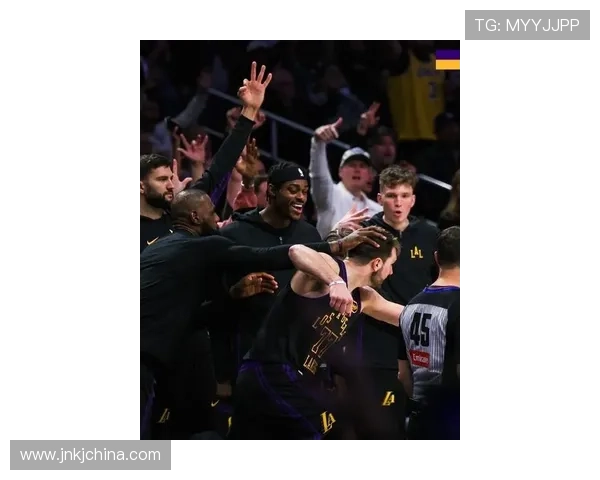 詹姆斯领衔湖人击败勇士 全场发挥令人惊叹 新赛季战绩再创佳绩